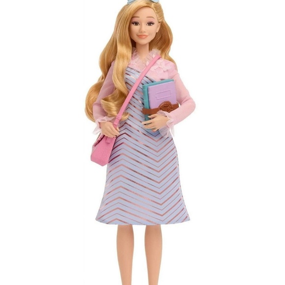Wicked Glinda At Shiz University Fashion Doll with Fashions & Accessories NWT - Picture 8 of 9